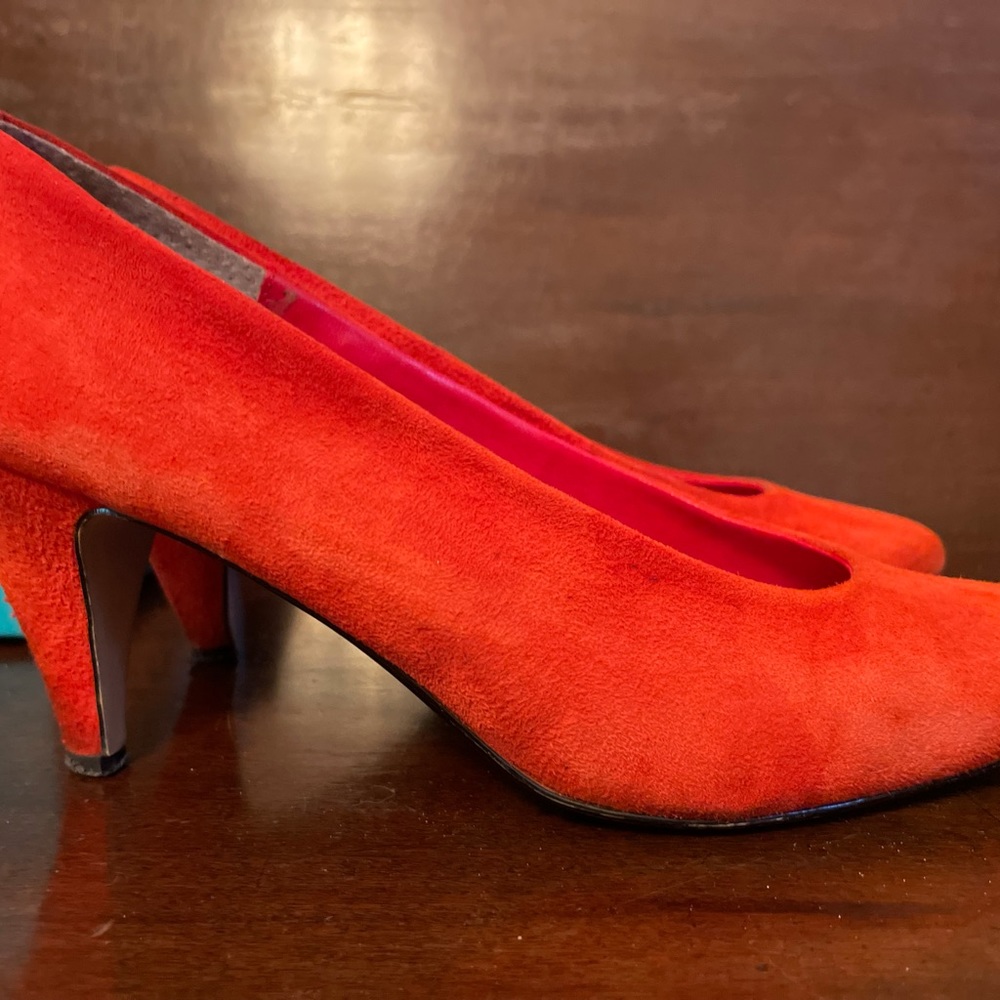 50% off sale🌹🌹🌹Vintage women’s shoes from the 1980s brand trumps red suede